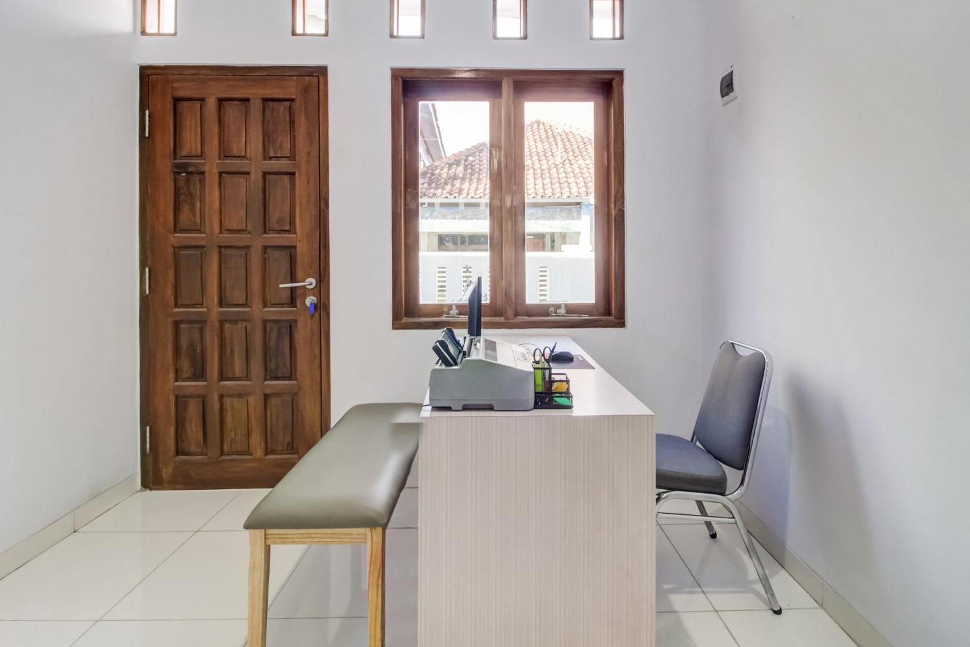 Oyo 91243 Bina Syariah Guest House Cirebon Extérieur photo