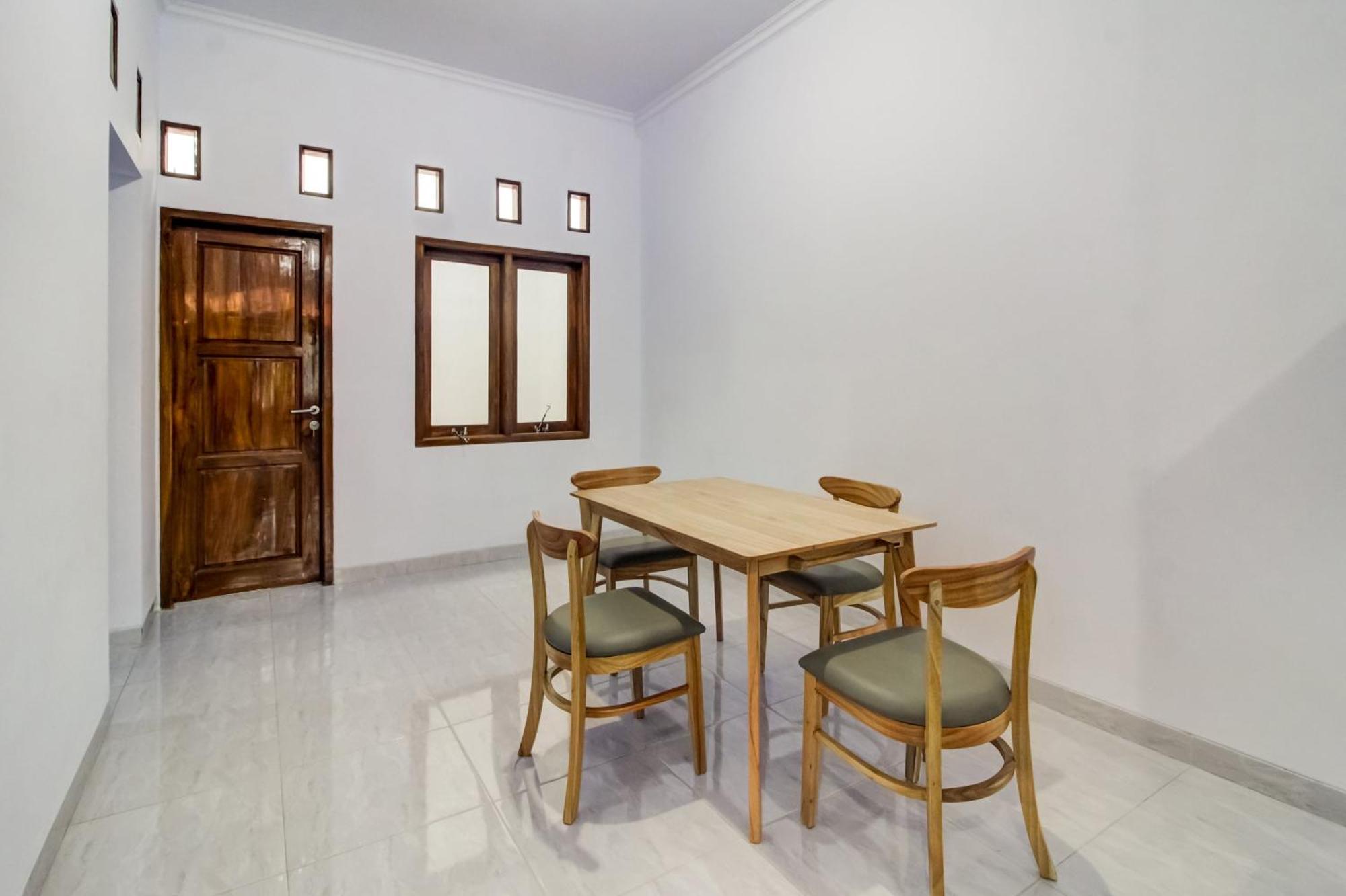 Oyo 91243 Bina Syariah Guest House Cirebon Extérieur photo